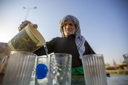 کمک موکب&zwnj;داران عراقی به زائران در مسیر باتلاقی + فیلم