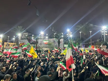 مردمی که ترک میدان نمی&zwnj;کنند/باران هم حریف غیرت رشتی&zwnj;ها نشد+فیلم