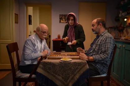 روایت زندگی یک زن با شوهر سابق و فعلی زیر یک سقف! / اکران آنلاین، حیات خلوت روشنفکرنماها می&zwnj;شود؟