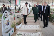 حضور پزشکیان بر مزار شهیدان نصیرزاده و خرازی