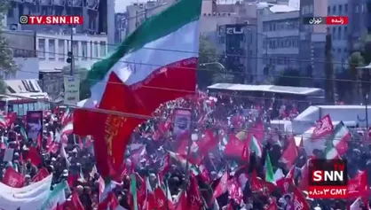 اهتزاز پرچم بزرگ ایران در تشییع پیکر ایرانی&zwnj;ترین رهبر
