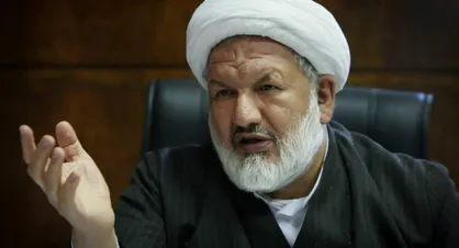 عیادت آیت الله خامنه&zwnj;ای از قاضی رازینی پس از ترور نافرجام سال ۷۷ + عکس و فیلم