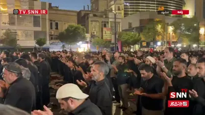 اقامه نماز مغرب و عشا در خیابان&zwnj;های منتهی به حرم مطهر رضوی همزمان با تشییع پیکر مطهر رهبر شهید