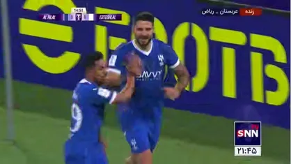 گل اول الهلال به استقلال توسط میتروویچ در دقیقه ۱۵/ بازیکنان استقلال تنها نظاره گر توپ بودند