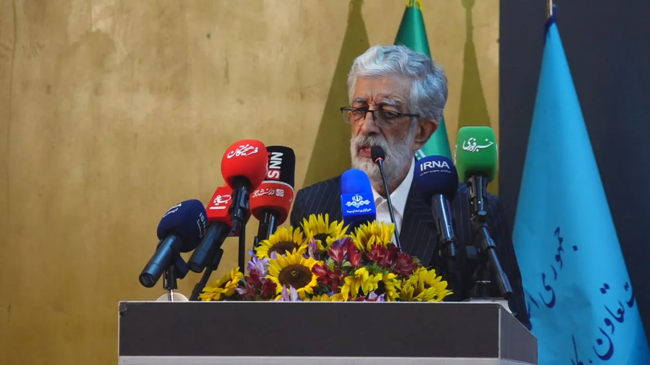حداد عادل:برای رهبر شهید هنوز شعر نگفتم چون هنوز با این داغ کنار نیامده‌ام/رهبر انقلاب همانند پدر بزرگوارشان جامعه کارگری و تولید را مهم می‌دانند+فیلم
