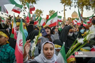 امروز در حرم مطهر شاهچراغ (ع)شوری برپا بود از جنس دانش آموزی، از جنس ذهن های جوان دهه هشتادی !