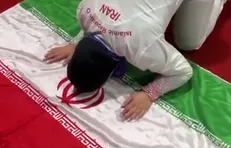 سجده شکر ریحانه کریمی به پرچم ایران پس از تاریخ‌سازی در بازی‌های آسیایی