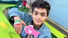 حضور پدر و مادر شهید ماکان نصیری در مراسم تشییع رهبر شهید در مشهد + فیلم