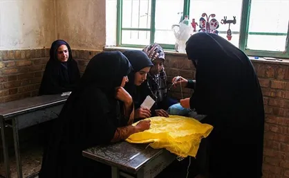 جهادگران خواهر دانشگاه آزاد کرمانشاه به اهالی روستای ده پهن خدمت&zwnj;رسانی می&zwnj;کنند