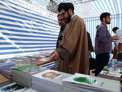 نمایشگاه کتابی در جوار شهدای گمنام دانشگاه فرهنگیان کرمان برگزار شد&nbsp;