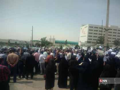 کارکنان دانشگاه آزاد اسلامی امروز در مقابل سازمان مرکزی این دانشگاه تجمع کردند + تصاویر