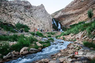 ابشار شیخ علی خان در ۴۰ کیلومتری روستای سر آقا سید در نزدیکی شهر چلگرد، مرکز شهرستان کوهرنگ، قرار دارد. آب این آبشار از ارتفاعات اطراف روستا سرچشمه می گیرد و هر ساله بازدید کنندگان بسیاری به انجا می آیند.