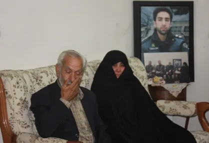 بدون تعارف با پدر و مادر شهیدی که از قاتل فرزندشان گذشتند