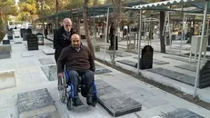 برآورده شدن آرزوی ۲۴ ساله جانباز قطع نخاعی برای حضور بر سر مزار برادر شهیدش