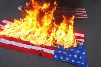 دانشجویان انقلابى مشهد پرچم انگلیس را آتش زدند+ فیلم