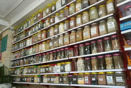کشف ۴ هزار لیتر دارو، عرقیات گیاهی و روغن خوراکی غیرمجاز از مخفیگاه عطار قلابی