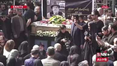 آغاز مراسم وداع و تشییع پیکر اکبر عبدی، بازیگر پیشکسوت سینما و تلویزیون در تالار وحدت