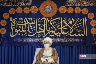 
ملبس شدن جمعی از طلاب به دست آیت الله نوری همدانی

