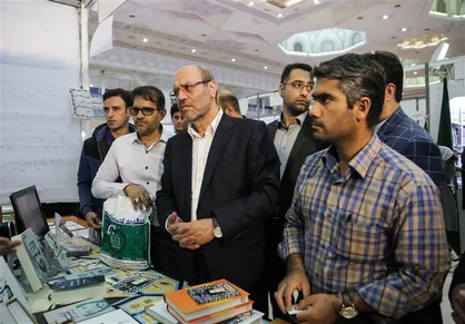 وزیر سابق دفاع از نمایشگاه کتاب بازدید کرد