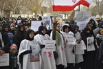 تجمع دانشجویان کرمانشاهی در فرودگاه شهید اشرفی