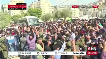 نخستین اتوبوس از مجموع ۳۸ اتوبوس حامل آزادگان فلسطینی اهل نوار غزه، لحظاتی پیش وارد این منطقه شد