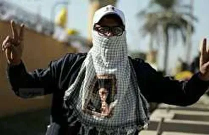 عکس| افراد مشکوک با عکس رهبری اطراف سفارت آمریکا!