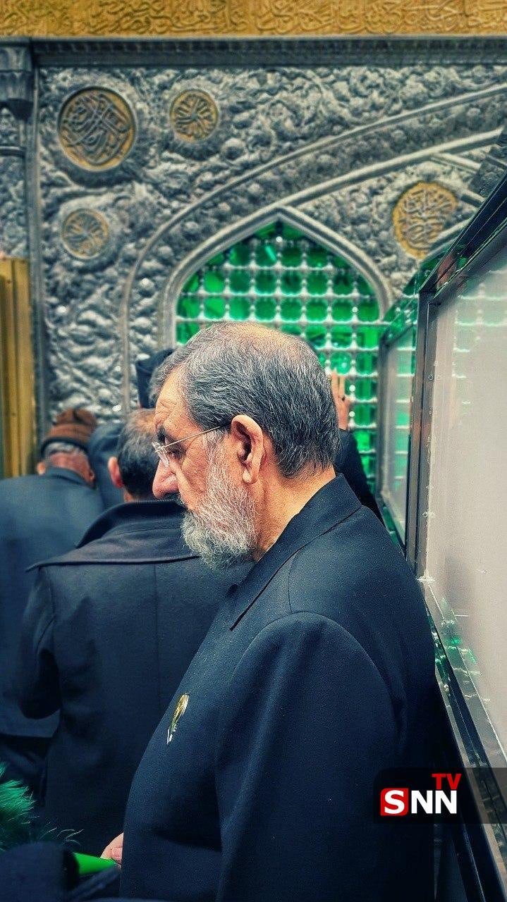 تصویری از دبیر شورای عالی امنیت ملی در لباس خادمی امام رضا علیهالسلام تصویری از دبیر شورای عالی امنیت ملی در لباس خادمی امام رضا علیهالسلام
