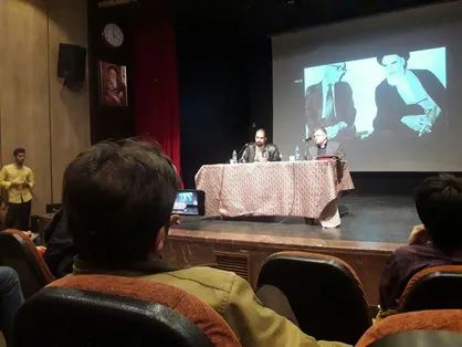 مستند راه طی شده در دانشگاه شریف اکران شد/ کارگردان این مستند و معتمدی مهر به مناظره نشستند