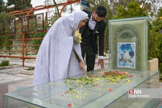 یک زوج شیرازی همزمان با فرارسیدن 22 اسفندماه، سالروز گرامیداشت مقام شهدا، آغاز زندگی مشترک خود را در جوار مزار شهدای گمنام گلزار شهدای این شهر جشن گرفتند.