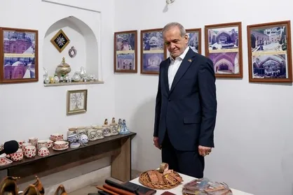 بازدید پزشکیان از مسجد کبود ایروان و اقامه نماز با نمازگزاران