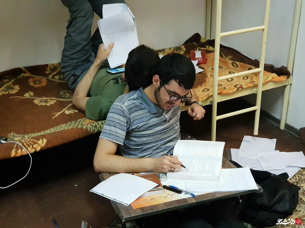 گروهی درس می خونیم