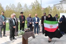 پرچم مقدس جمهوری اسلامی ایران در دانشگاه گیلان به اهتزاز درآمد+عکس