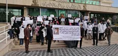 تعدادی از دانشجویان دکتری تخصصی علوم پزشکی شیراز تجمع کردند