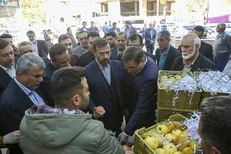 بازدید سرزده استاندار فارس از بازار؛ تأکید بر قیمت عادلانه کالاها