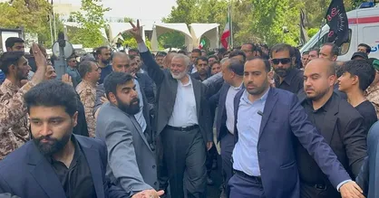 اعضای شورای دانشگاه تهران در مقابل سردر اصلی دانشگاه تجمع می&zwnj;کنند
