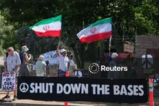 تظاهرات فعالان ضدجنگ علیه استفاده پایگاه‌های انگلیسی در تجاوز نظامی به ایران