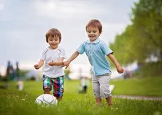 فعالیت فیزیکی و ورزشی در قالب بازی کردن به کودکان آموزش داده شود