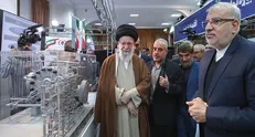 ادامه بازدید رهبر انقلاب از نمایشگاه توانمندی‌های تولید داخلی