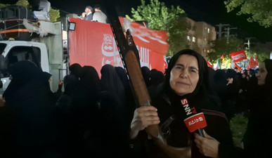 حضور شیرزن بختیاری با اسلحه در تجمع/برای خونخواهی رهبرم آمدم