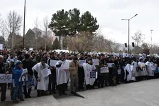 دانشجویان کرمانشاهی برای خون‌خواهی سردار سلیمانی در فرودگاه تجمع کردند + عکس و فیلم