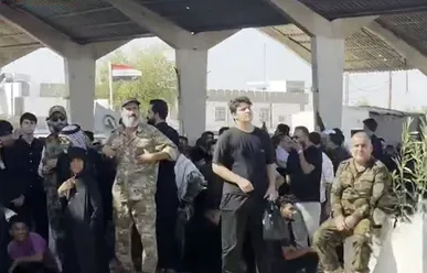 از عمود ۷۰۰، ابتدای جاده نجف ـ کربلا، کیلومتر‌ها مانده تا مسیر اصلی تشییع؛ مردم کربلا در گرمای ۵۰ درجه در انتظار امام شهید هستند