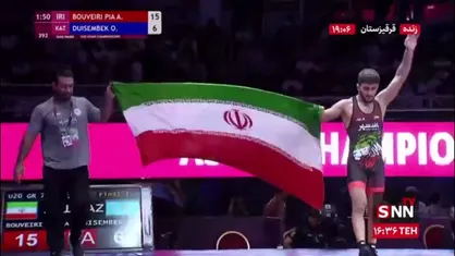 دور افتخار بویری با پرچم ایران