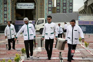 آماده سازی سفره های ضیافت افطار در حرم مطهر رضوی