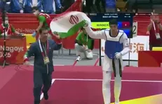 دور افتخار آرین سلیمی با پرچم مقدس ایران پس از کسب مدال طلای بازی‌های آسیایی ناگویا