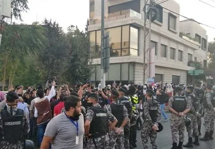 تظاهرات اردنی&lrm;&zwnj;ها مقابل سفارت فرانسه در امان