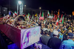 وداع مردم شیراز با پیکر سرتیپ دوم خلبان شهید مجید کاظمی