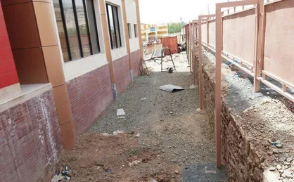 محوطه ساخت پردیس دانشگاه علوم پزشکی کرمانشاه محل جمع آوری نخاله شد!/ حکایت کلنگ&zwnj;هایی که بر زمین جامانده