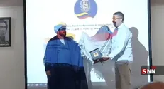 اهدای چفیه رهبر انقلاب به رئیس جمهور ونزوئلا توسط دانشجویان/ اعلام همبستگی از تهران تا غزه و کاراکاس