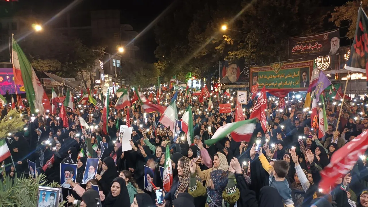 سیل جمعیت مدافعان ایران در شب ۲۱۸ بجنورد + فیلم