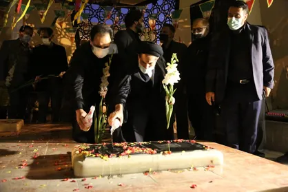 مزار شهدای گمنام میدان امام حسین (ع) در قلب طهران غبارروبی شد